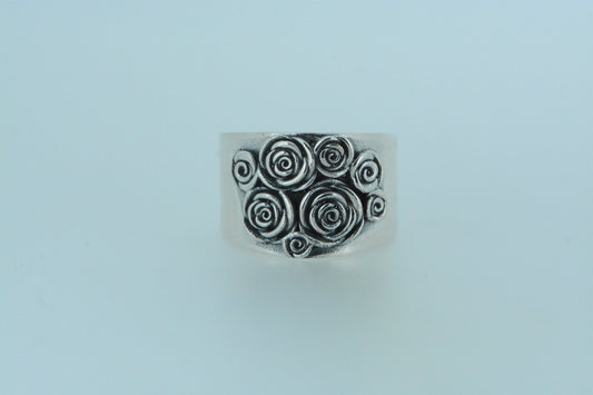 Chunky 8 Roses Ring