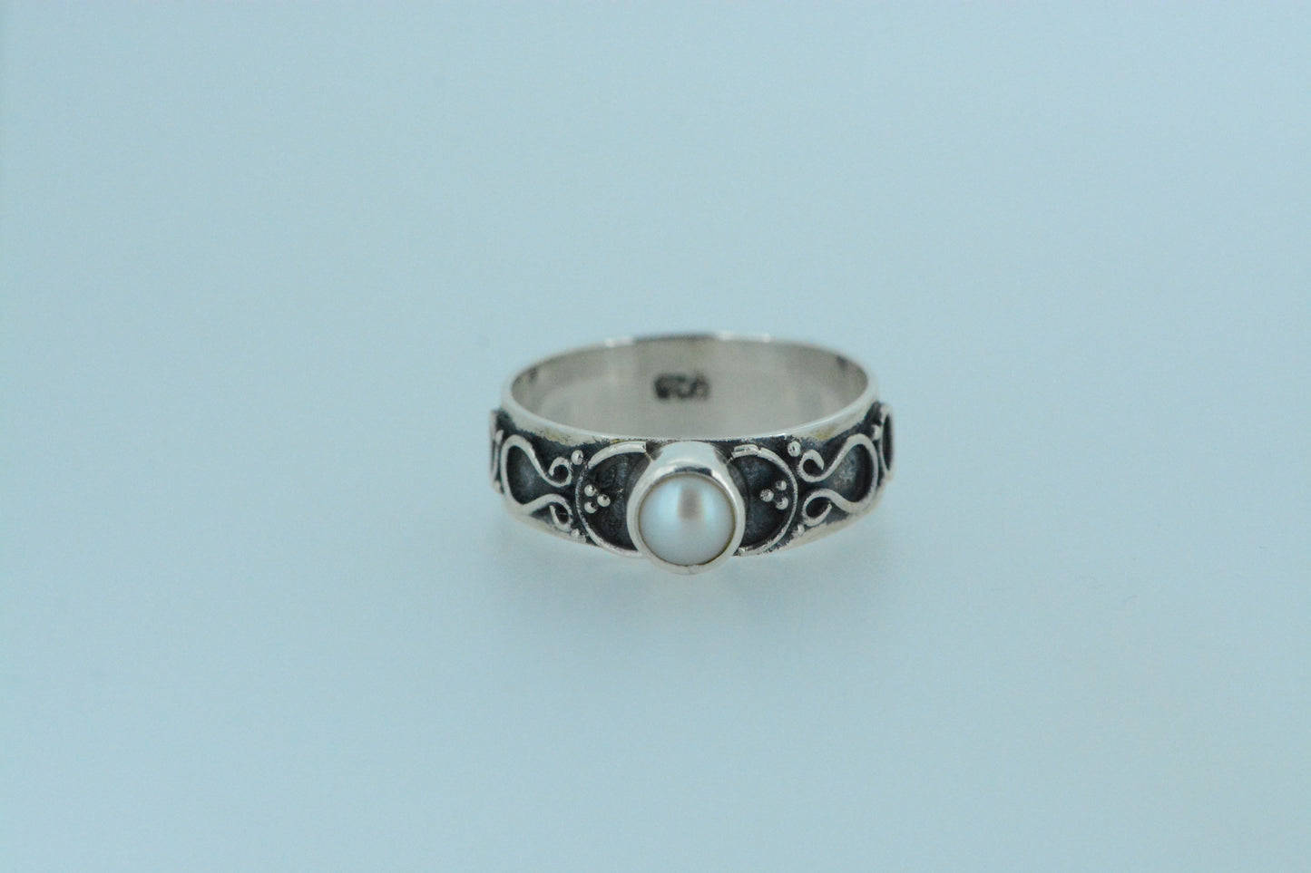 Mini Pearl Ring With Oxidised Design