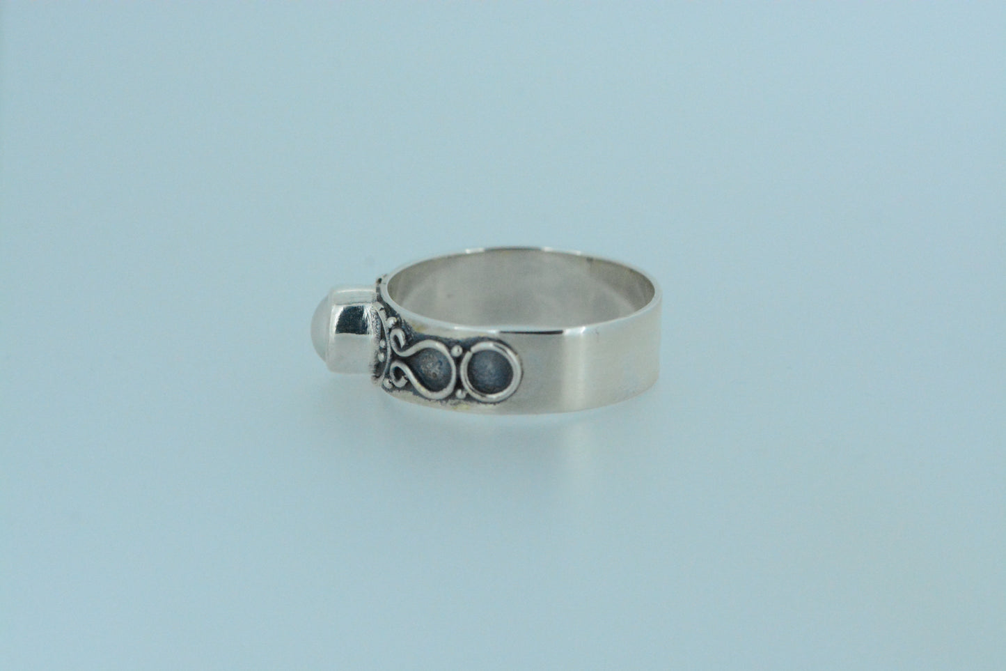 Mini Pearl Ring With Oxidised Design